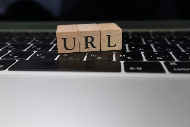 「URL」と書かれた文字ブロック